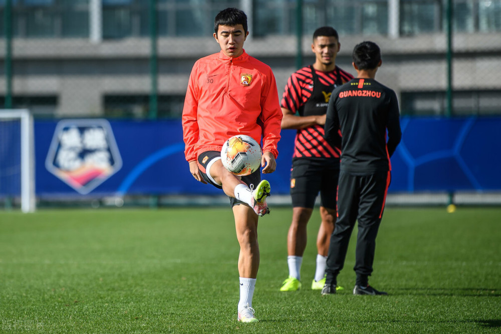 广州队发布备战花絮;今夜战术微调;法甲任务艰巨;控场能力受关注(恒大足校能否接替广州队继续征战绿茵场) 广州队发布备战花絮;今夜战术微调;法甲任务艰巨;控场能力受关注(恒大足校能否接替广州队继续征战绿茵场)