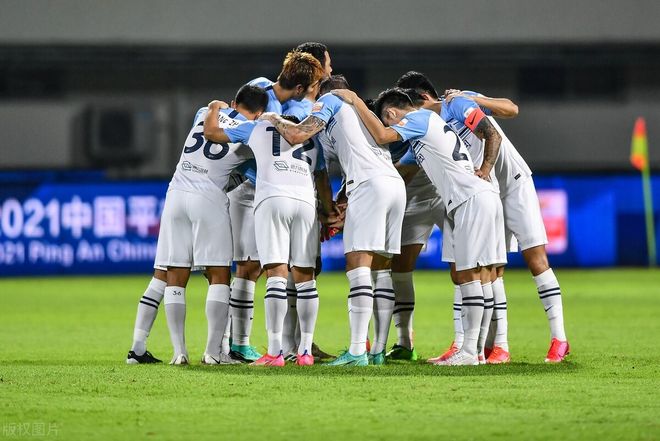 广州队发布备战花絮;今夜战术微调;法甲任务艰巨;控场能力受关注(恒大足校能否接替广州队继续征战绿茵场) 广州队发布备战花絮;今夜战术微调;法甲任务艰巨;控场能力受关注(恒大足校能否接替广州队继续征战绿茵场)