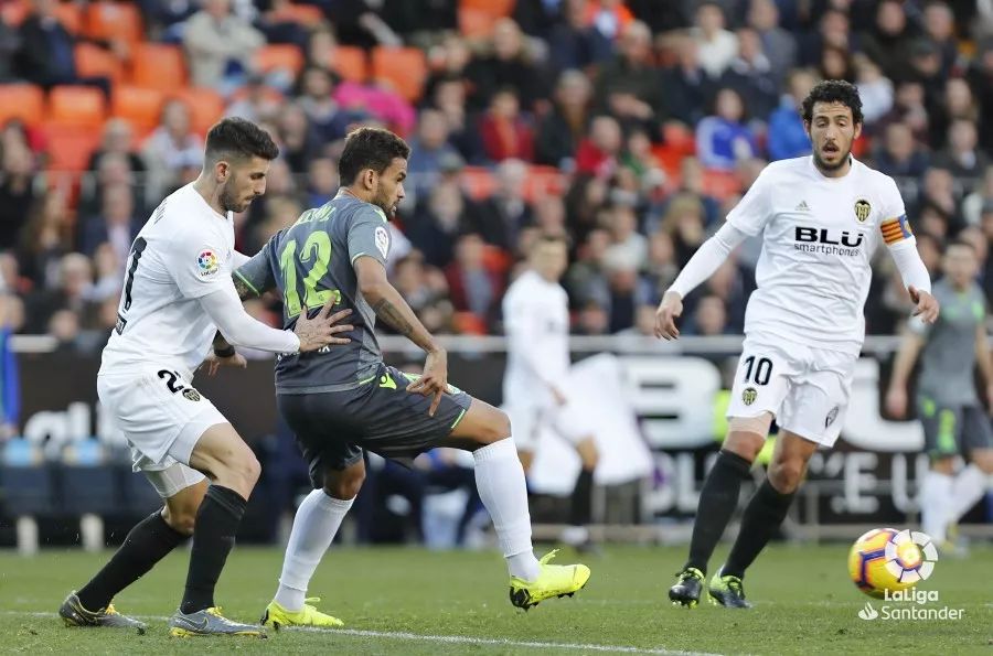 皇家社会发布备战花絮，今晨迎来里程碑，足总杯任务艰巨，更衣室氛围转暖(今日皇马激战皇家社会)